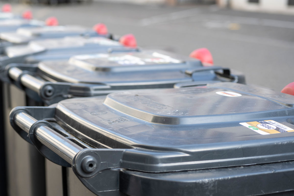 Abfallgebührenmarke auf einer Mülltonne