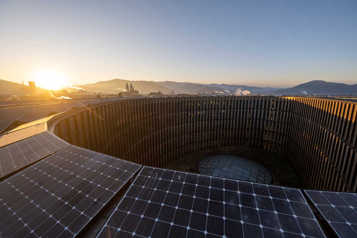 PV-Anlage auf dem Dach des Rathaus im Stühlinger im Sonnenaufgang