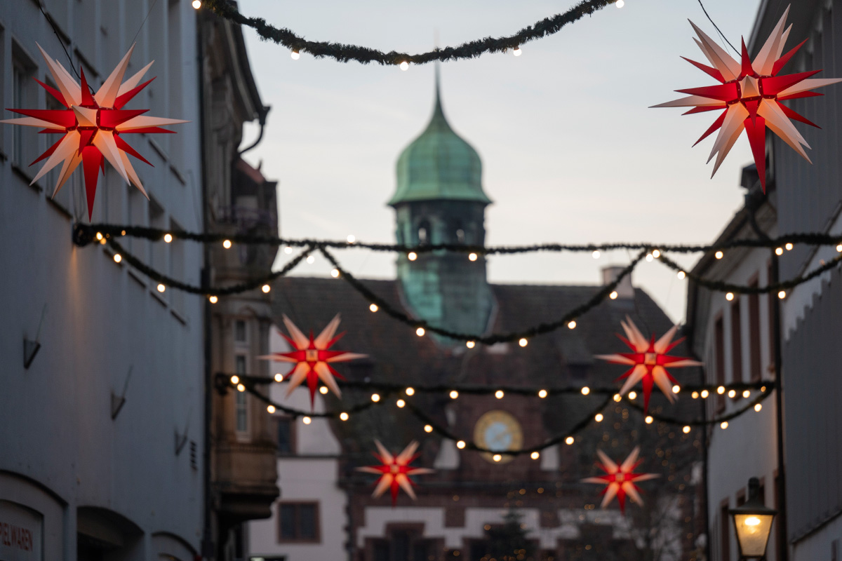 Weihnachtsbeleuchtung vor dem Freiburger Rathaus
