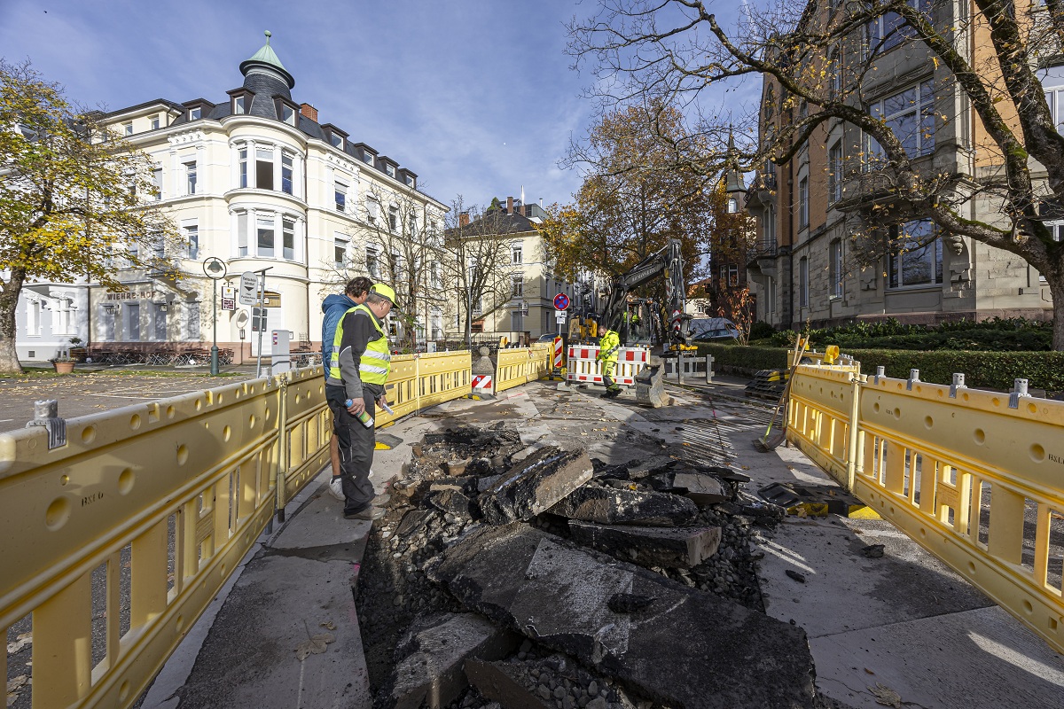 Baustelle: aufgerissene und abgesperrte Asphaltfläche