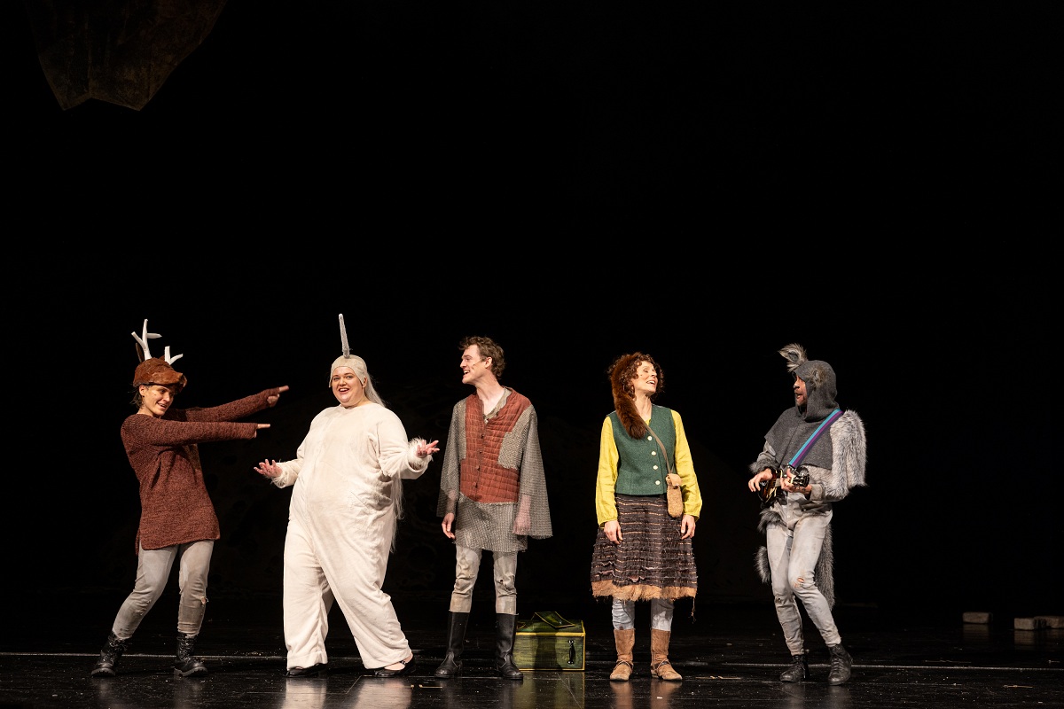 Die 5 Hauptdarsteller*innen auf der Bühne.