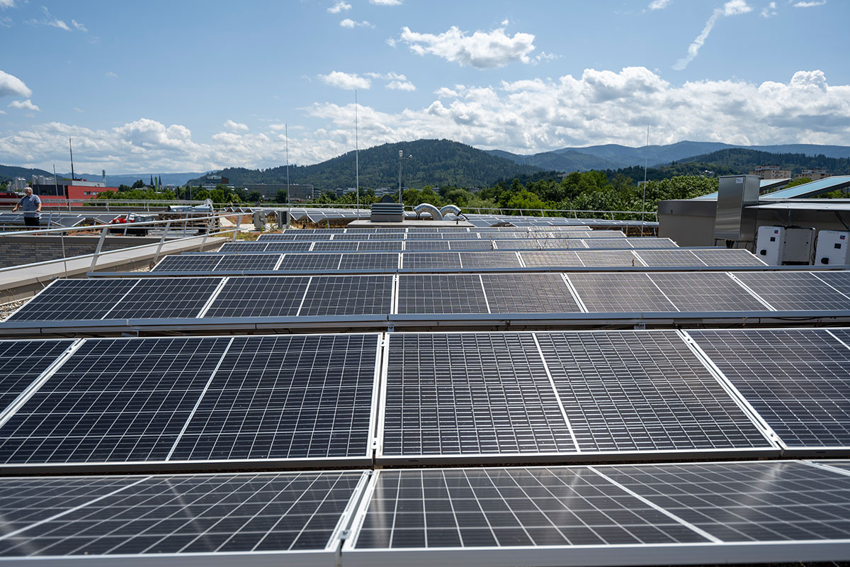 Große Solaranlage auf Dach
