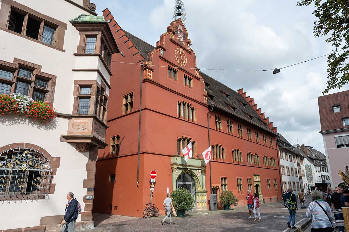 Frontalansicht des alten Rathaus am Rathausplatz