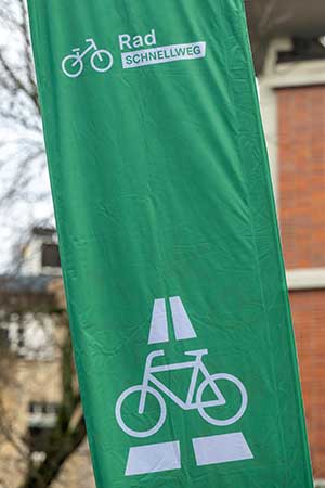 Grüne Fahne mit Fahrradicon und Schriftzug "Rad Schnellweg"