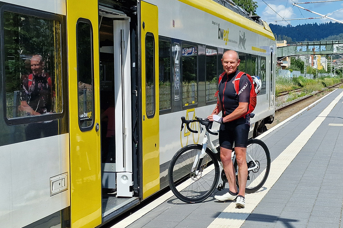 Thomas mit Fahrrad beim Einstieg in einen Regionalzug