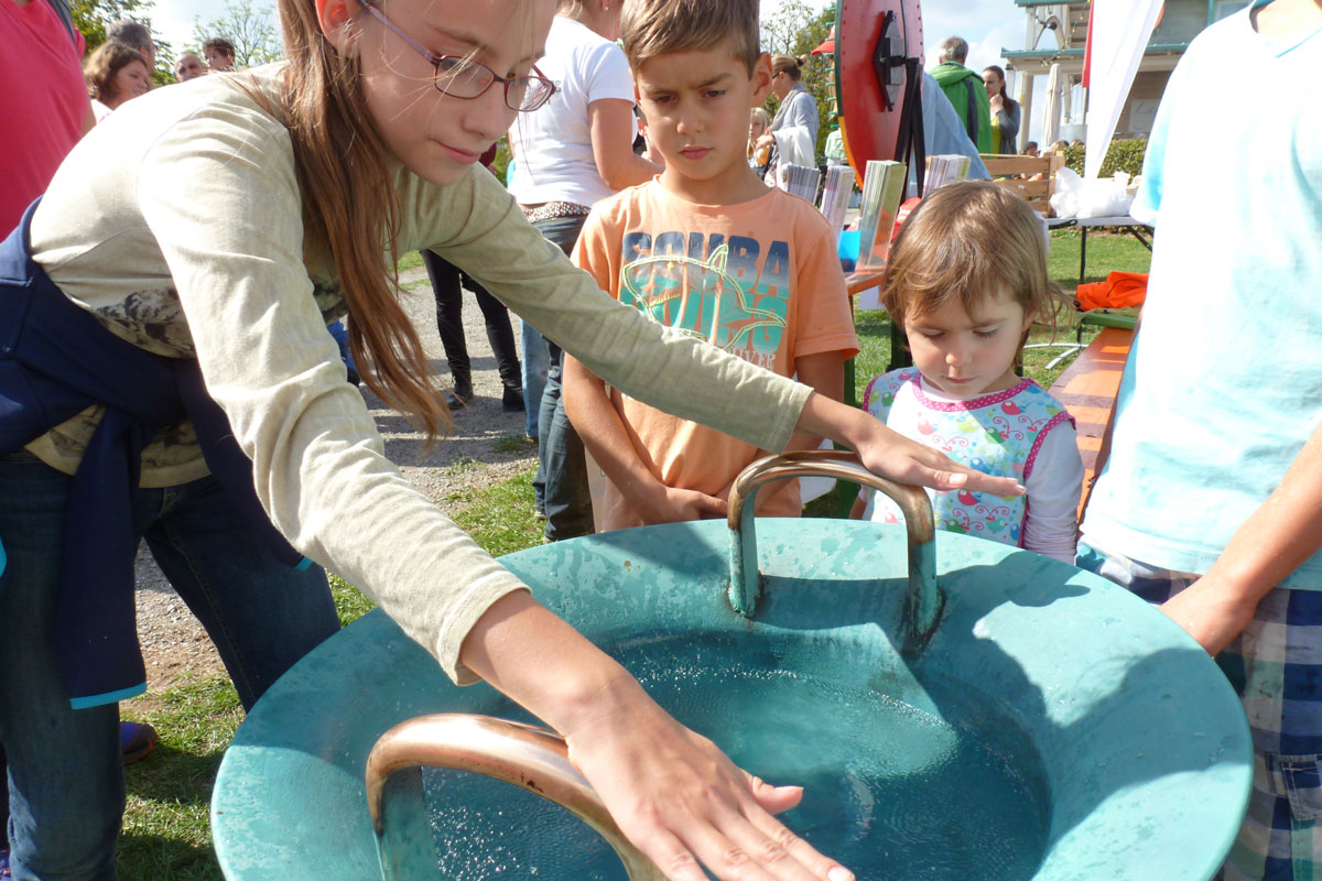 Mädchen hält eine Schale voll Wasser
