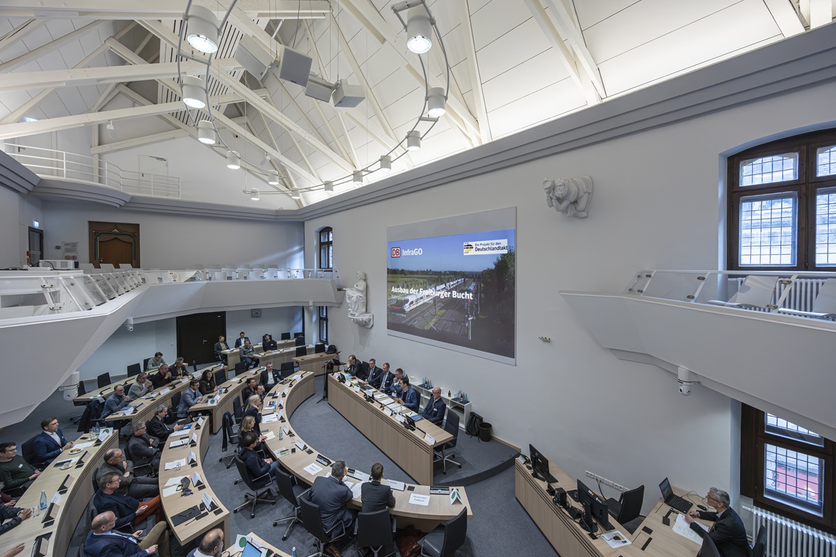 Der neue Ratssaal im Innenstadtrathaus ist gefüllt mit vielen Menschen aus Politik und Wirtschaft.