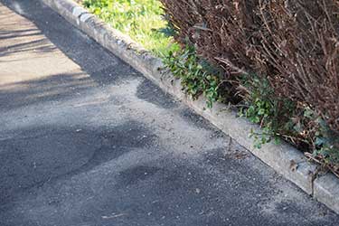 Starker Sandauswurf an einem Bordstein