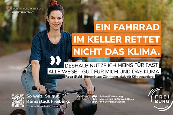 Mann mit Gitarre und Claim: Besitz macht nicht zwingend reich. Deshalb leihe ich mir was von Nachbar*innen oder in der Bibliothek der Dinge.