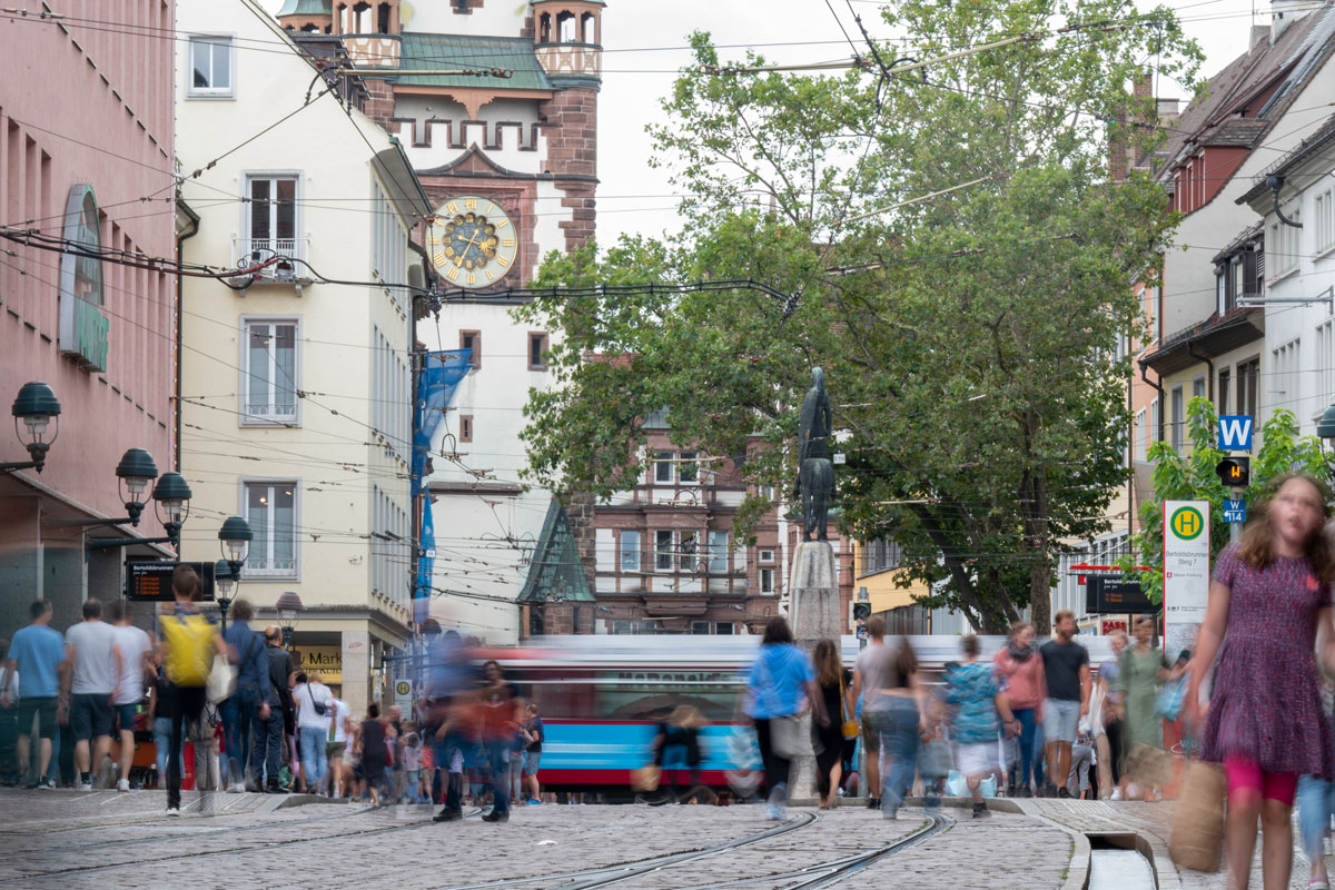Belebte Fußgängerzone in der Innnestadt