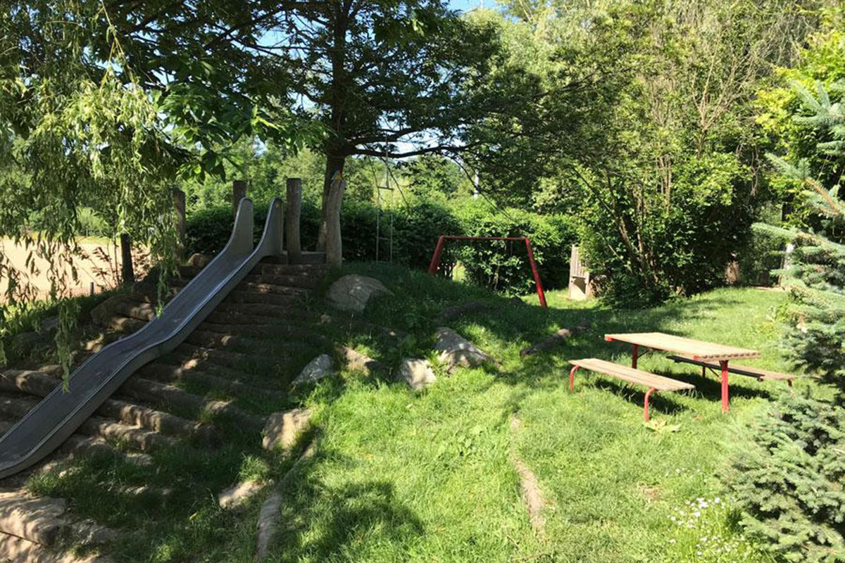 Außenbereich mit Rutsche