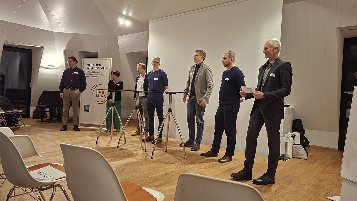 Referent*innen bei der Podiumsdiskussion. Von links: Henry Heinen, Stefanie Lausch, Mario Pfau (Stadt Freiburg), Robert Böker (WoodenValley), Fabian Schulmeyer (MLR), Simon Treml (Universität Stuttgart), Bernd Wippel (unique land use).