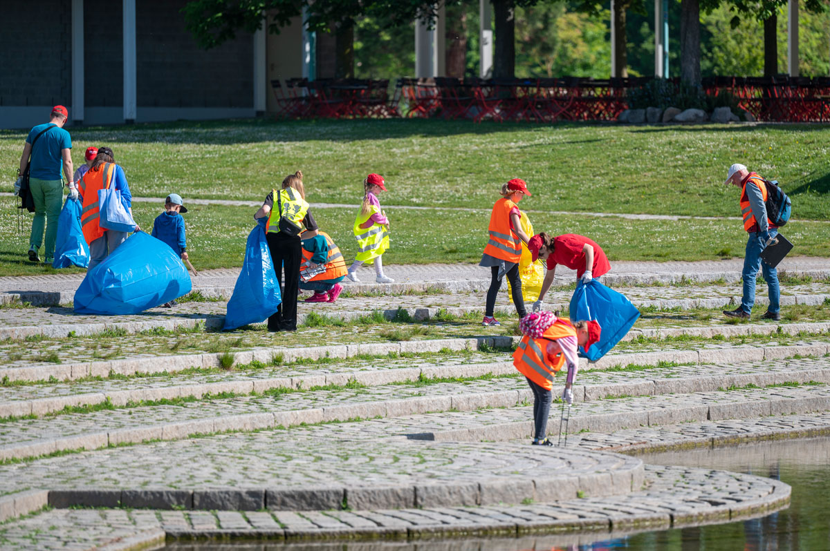 Menschen sammeln Müll im Seepark