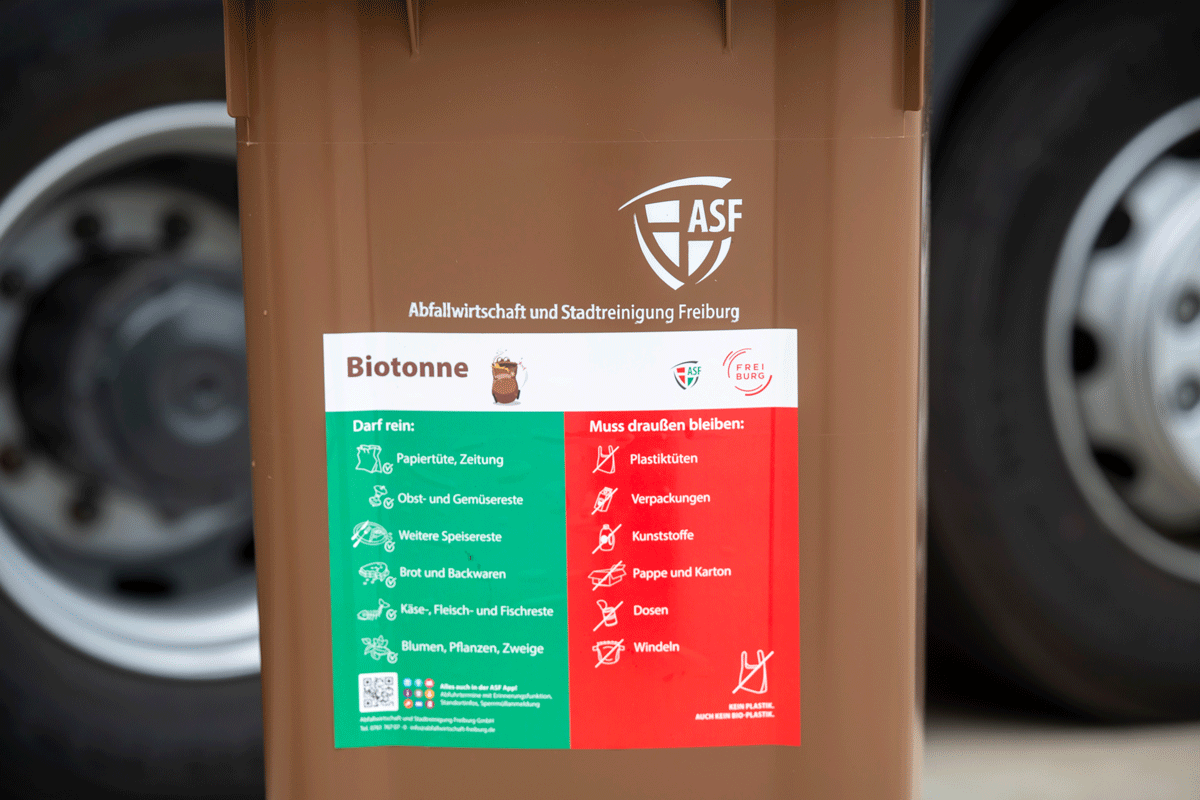 Braune Biomülltonne mit Aufkleber: "Darf rein, darf nicht rein"