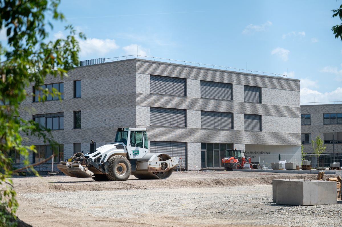 Die Baustelle an der Außenanlage der Staudinger Schule.