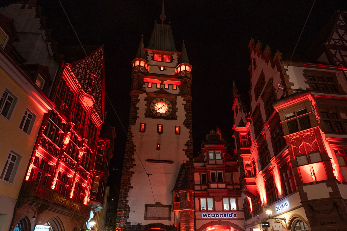 Martinstor wird rot angestrahlt