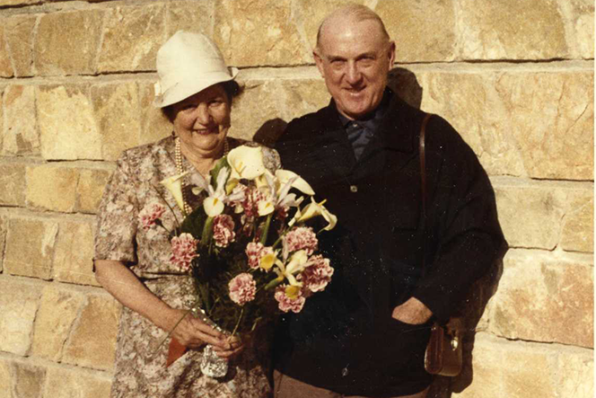 Mann und Frau mit Blumen in der Hand
