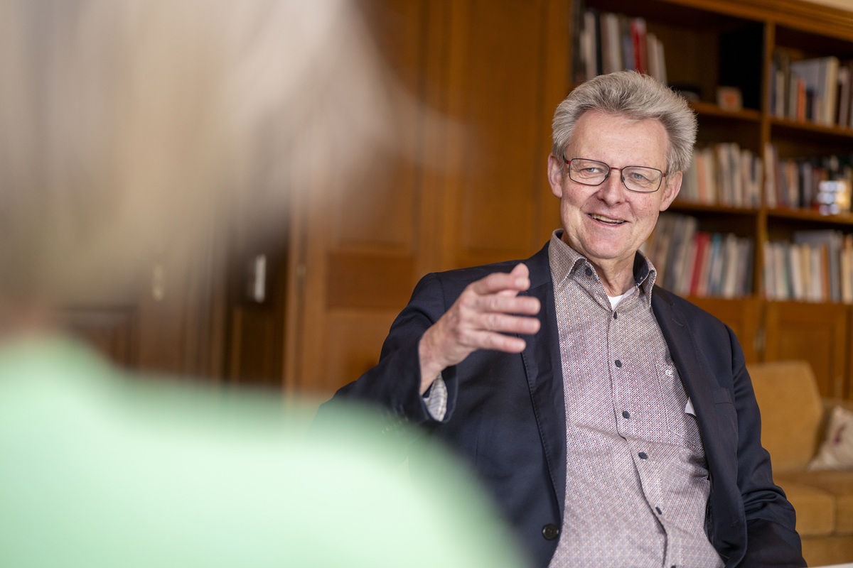 Ulrich von Kirchbach sitzt in seinem Büro und gibt ein Interview.