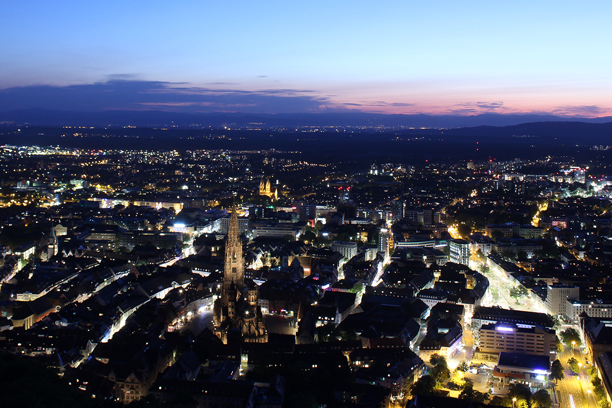 Innenstadt bei Nacht vom Schloßberg aus fotografiert