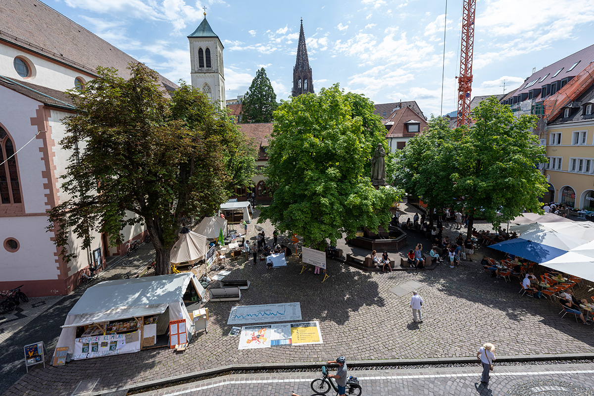 Rathausplatz mit Zelten und Außengastronomie