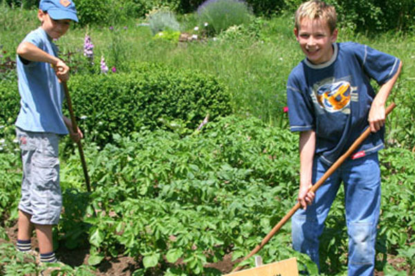 Kinder in der Oekostation bei der Gartenarbeit