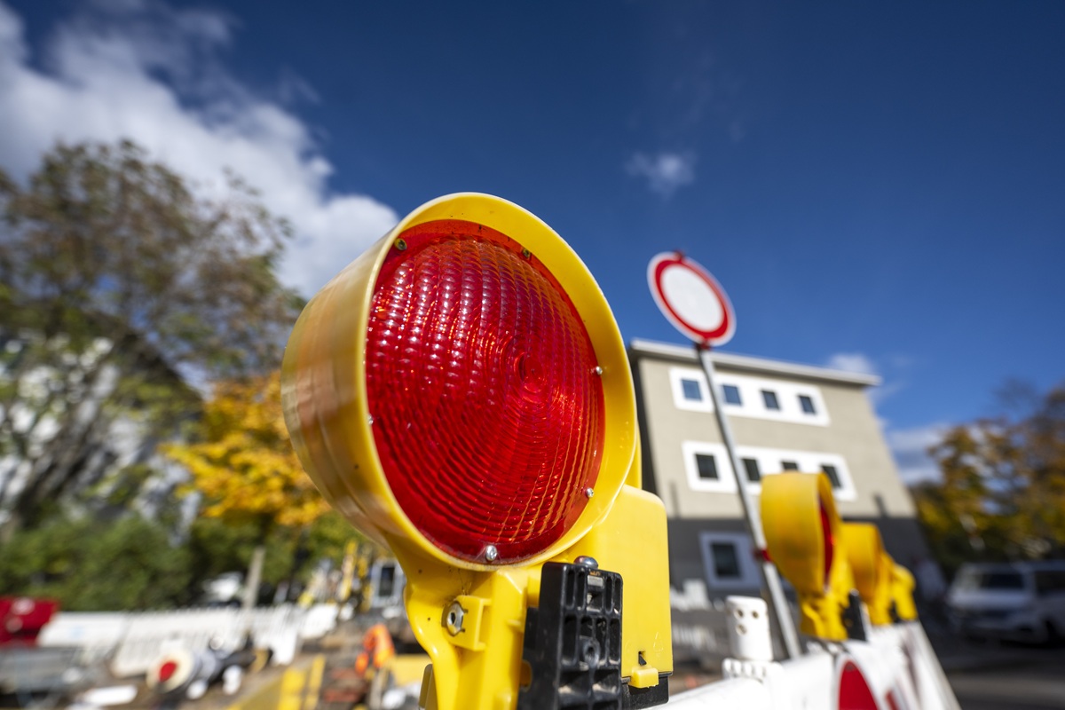 Eine Baustellenlicht, im Hintergrund ein "Durchfahrt verboten" Schild.