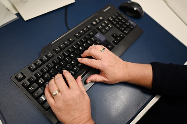 Hände bedienen eine Tastur