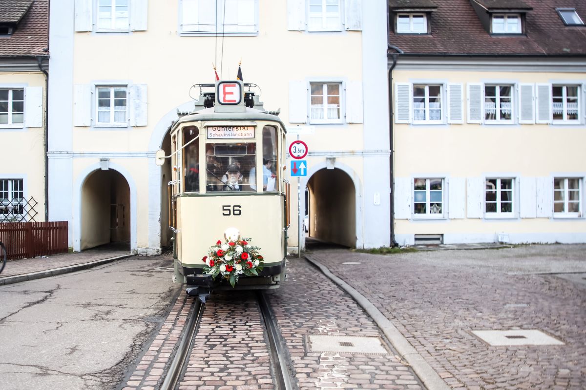 Historische Straßenbahn fährt durch Tor in Günterstal