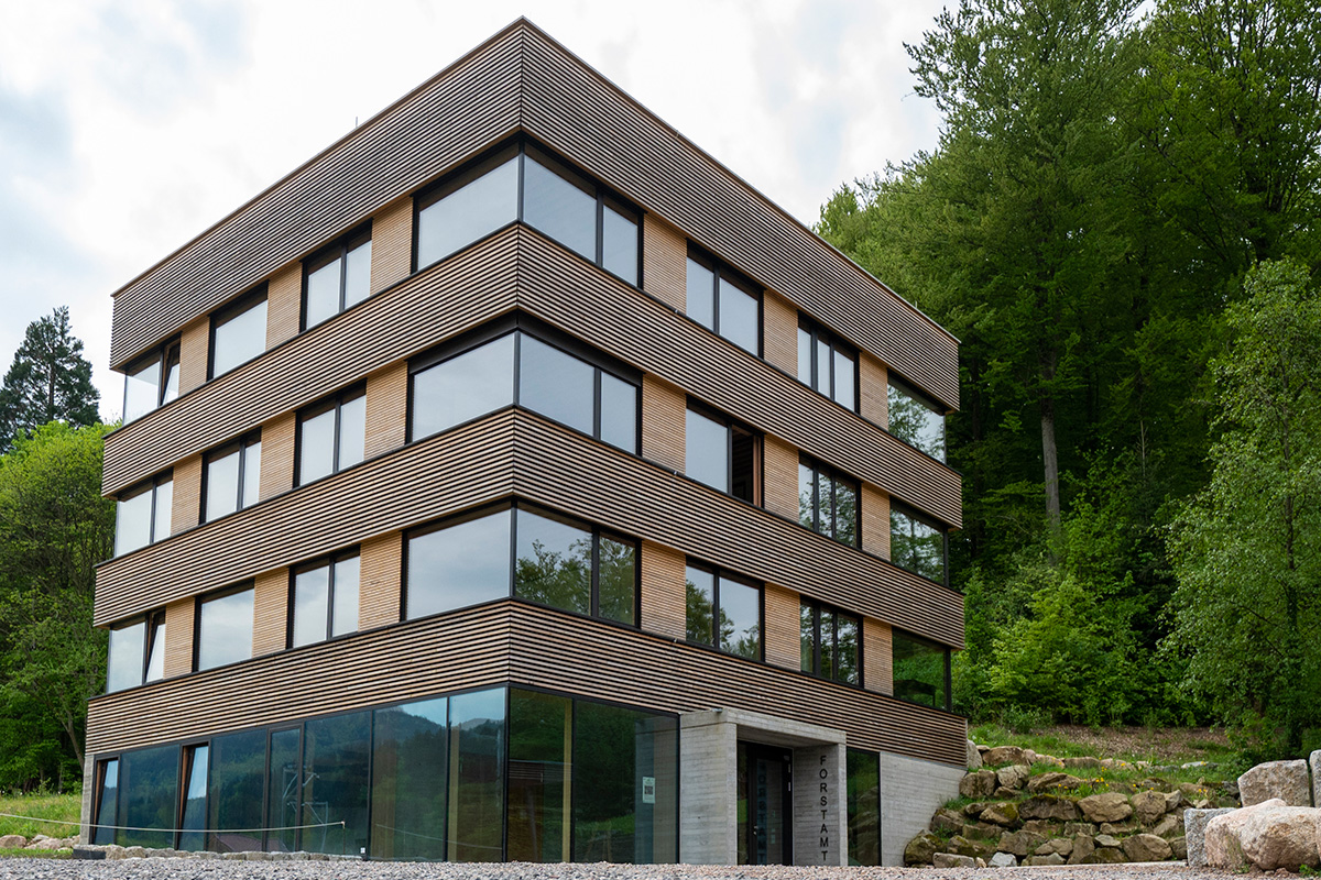 Viergeschossiges Gebäude in Holzbauweise am Waldrand