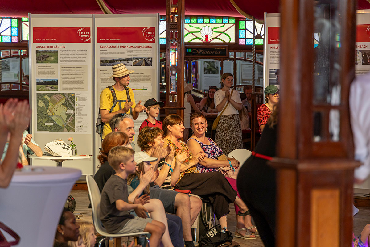 Infos zum neuen Stadtteil gab es in der Walk-in Gallery im Spiegelzelt