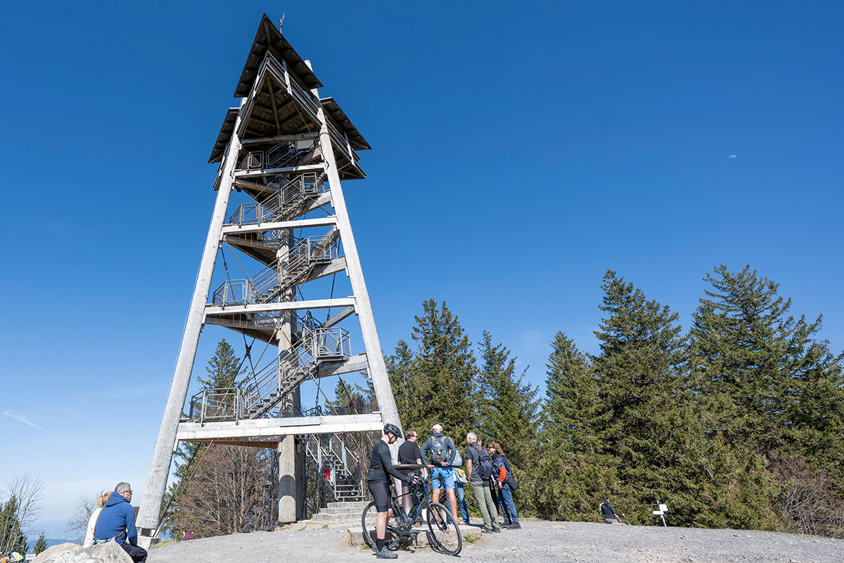 Schausinslandturm mit Radler und Wanderern