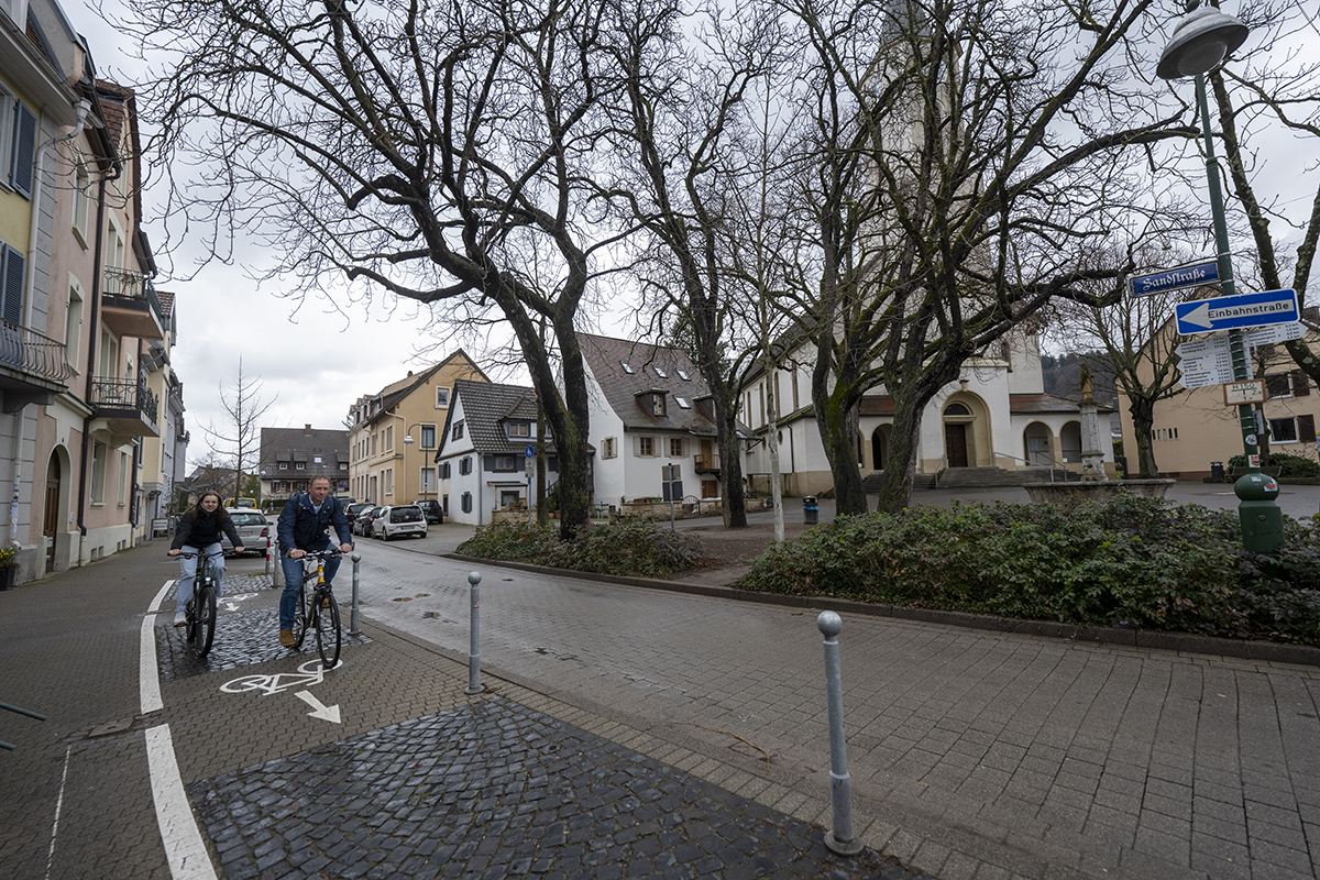 Radweg in der Sandstraße; zwei Personen auf dem Fahrrad