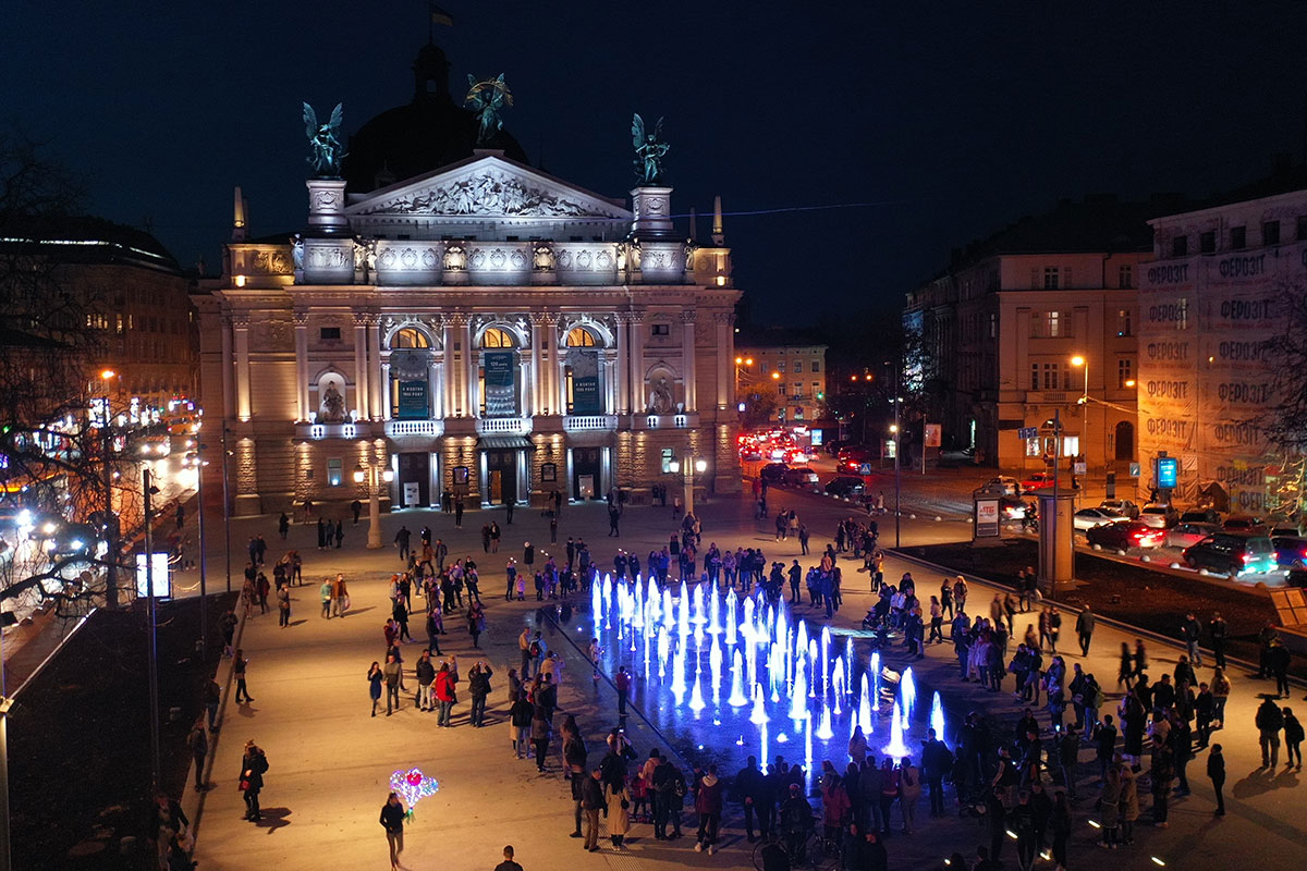 Platz vor dem Opernhaus
