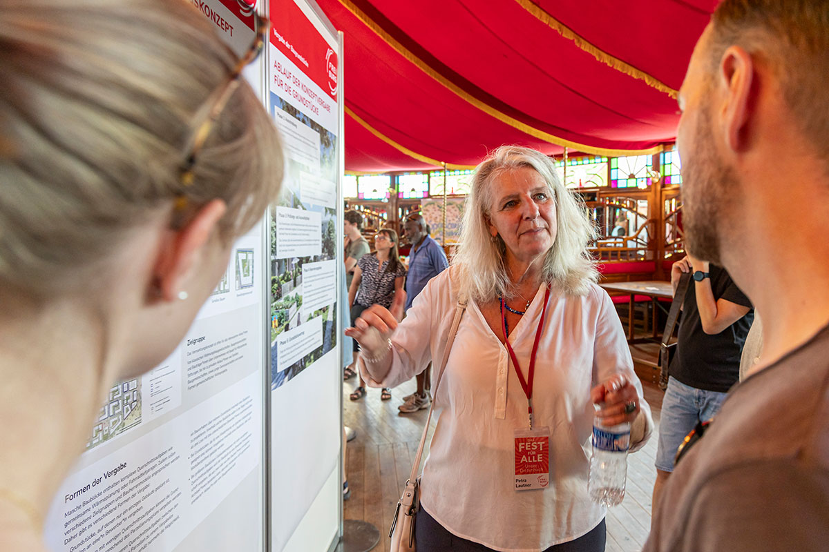 Infos zum neuen Stadtteil gab es in der Walk-in Gallery im Spiegelzelt