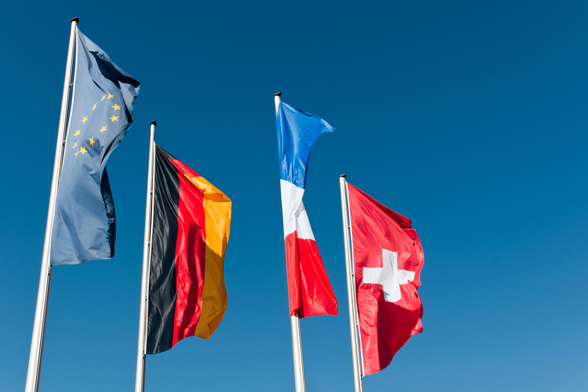 Fahnen am Mast von EU, Deutschland, Frankreich, Schweiz vor blauem Himmel