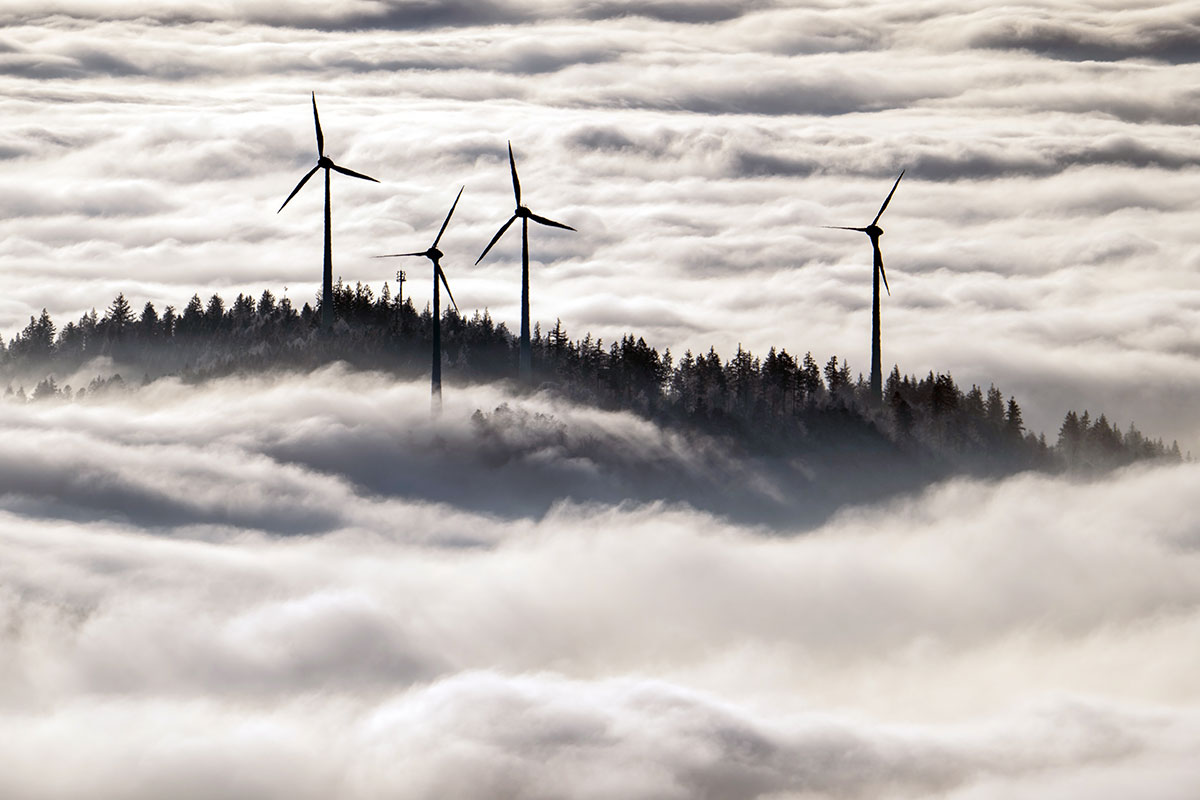 Vier Windräder über Nebelmeer