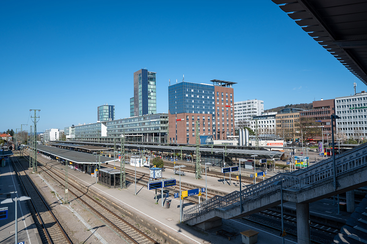 Großansicht vom Hauptbahnhof Freiburg der Stadtbahnbrücke auf Höhe Gleis 8 Richtung Bahnhofsgebäude.