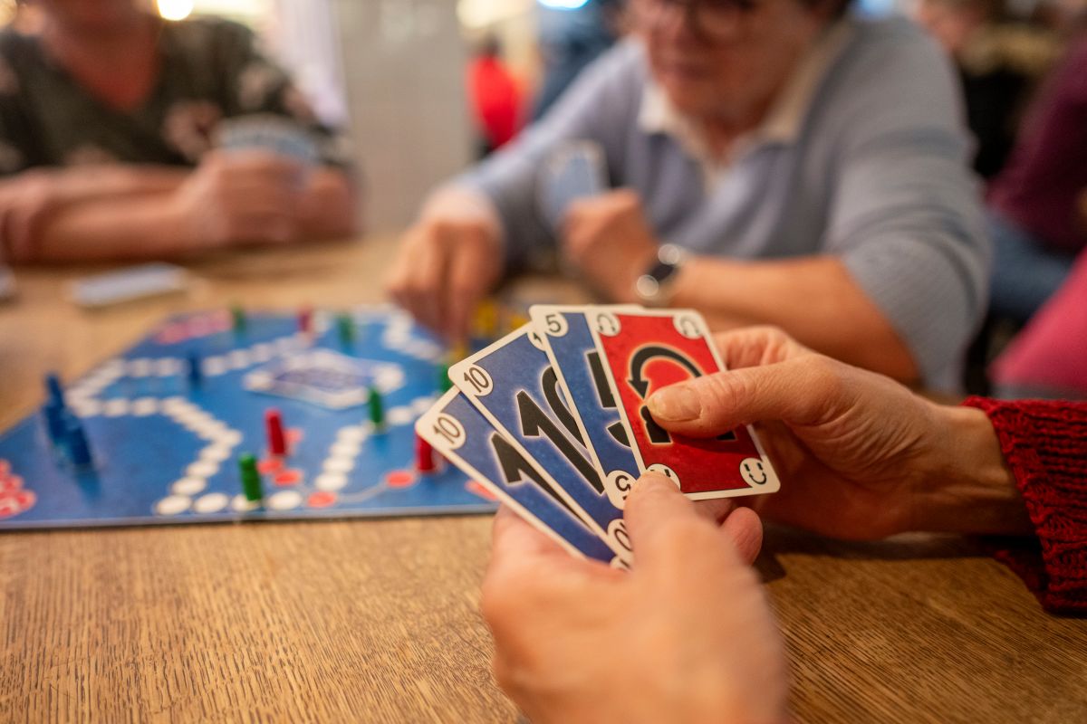 Gruppe beim Kartenspielen
