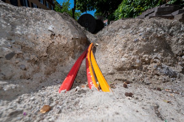 Breitbandausbau, gelbe und rote Kabel in der Erde
