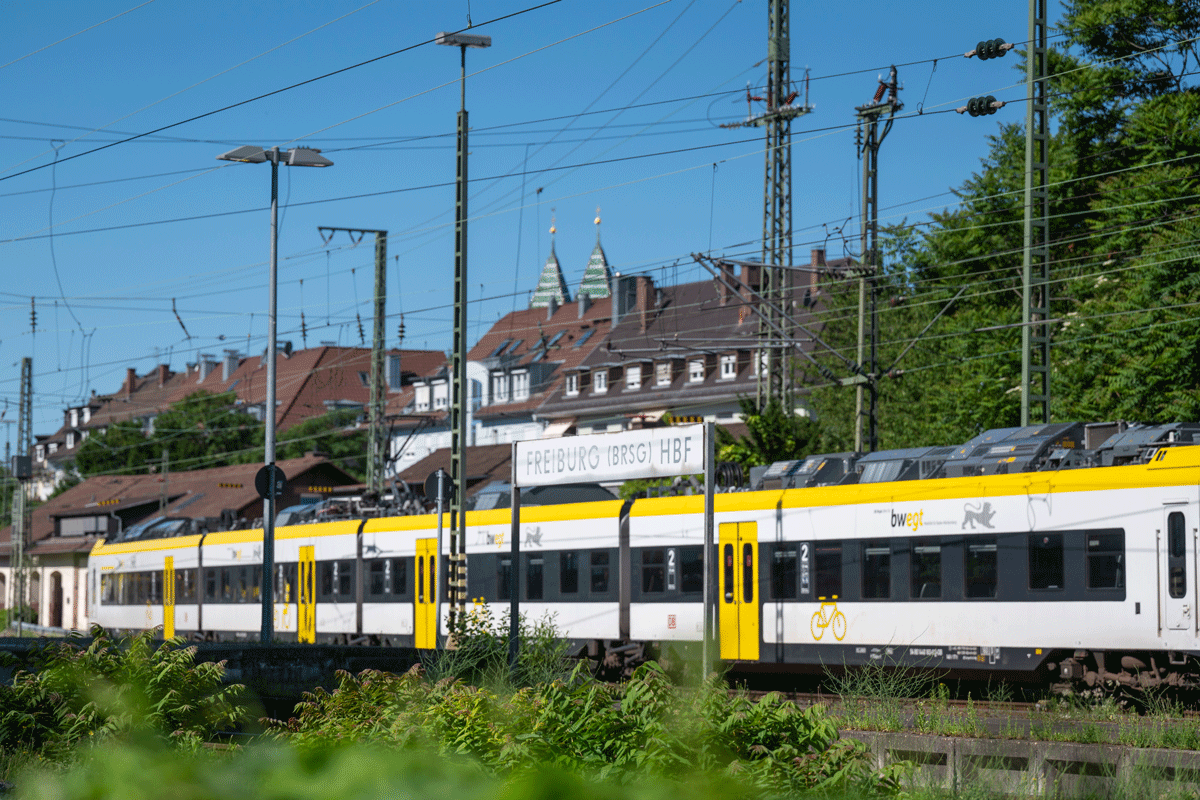 Zug am Hauptbahnhof Freiburg