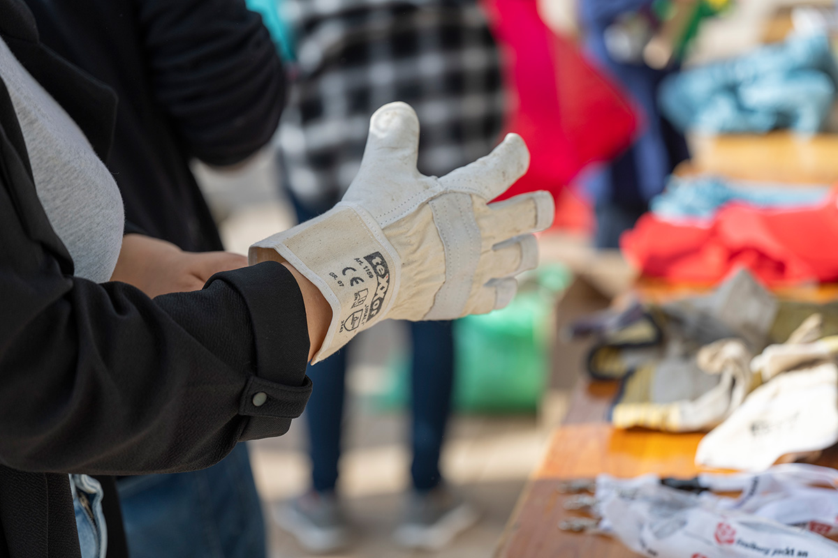 Hand in einem Arbeitshandschuh