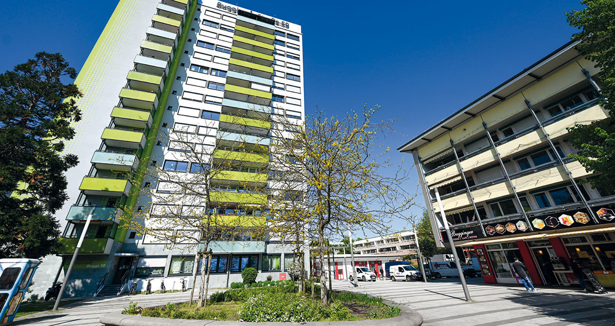 Quartiersplatz und Wohnen: Zur Kommunikation einladendes Quartierszentrum in direkter Nachbarschaft zum ersten deutschen Hochhaus,das zu einem Passivhaus umgebaut wurde. Quartiersplatz und Wohnen: Zur Kommunikation einladendes Quartierszentrum in direkter Nachbarschaft zum ersten deutschen Hochhaus,das zu einem Passivhaus umgebaut wurde.
