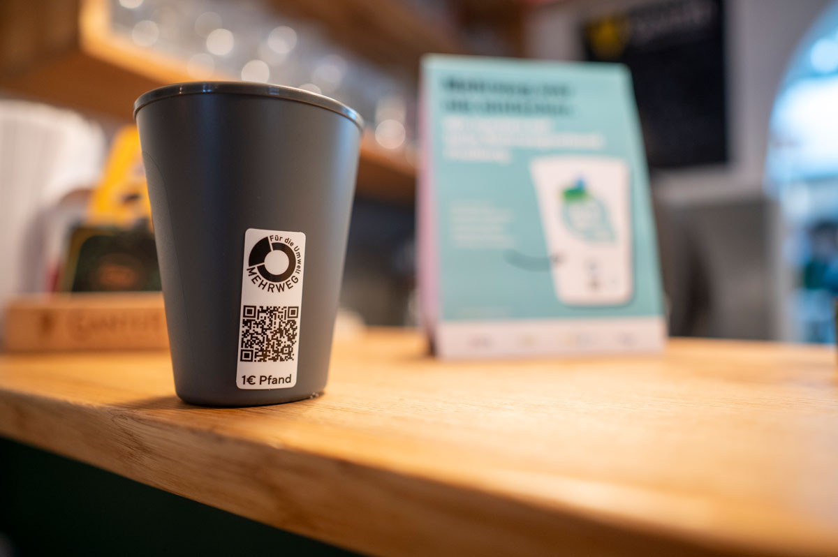 Kaffeebecher auf Tresen