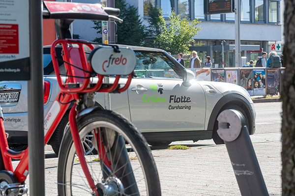 Frelo-Rad im Hintergrund Carsharing-Auto