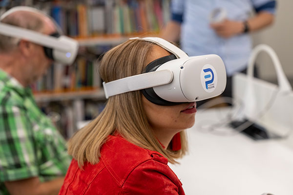 Frau und Mann mit VR-Brillen