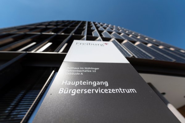 Eingang Bürgerservicezentrum Rathaus im Stühlinger