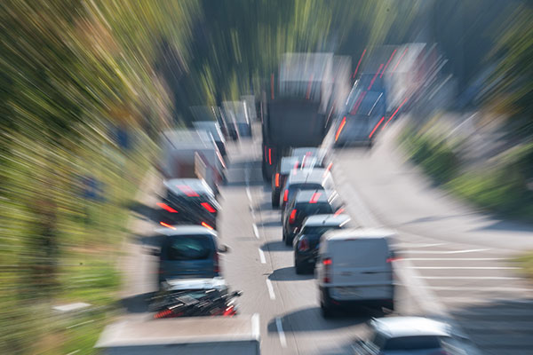 Stau auf zweispuriger Straße