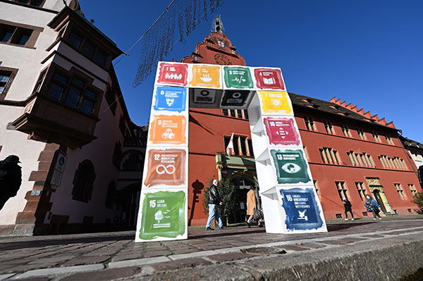 Schilder mit Nachhaltigkeitszielen vor Freiburger Rathaus