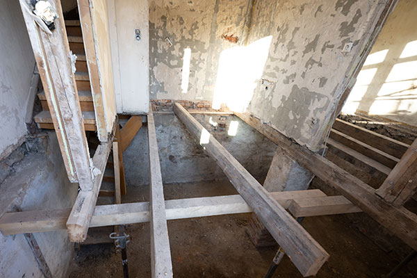 Raum in sanierungsbedürftigem Gebäude