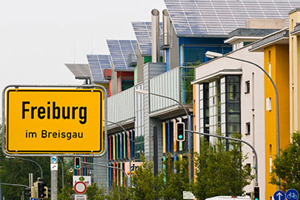 Ortschild Freiburg vor Solarsiedlung
